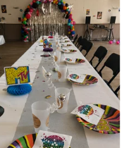 Table d'anniversaire enfant sur le thème rétro coloré