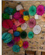 Mur décoré d'éventails en papier colorés