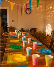 Table festive colorée avec fanions et gobelets