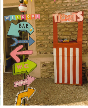 Panneaux fléchés colorés pour bar, wc et billetterie