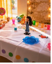 Table d'anniversaire enfant colorée et festive