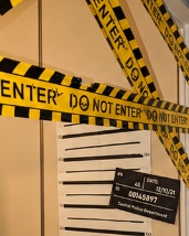 Décor scène de crime avec ruban de signalisation