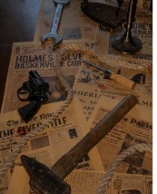 Objets de détective sur fond de journaux anciens