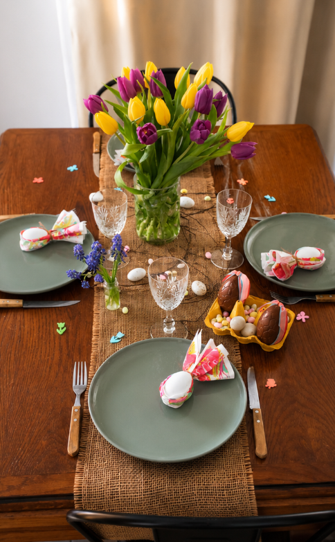 Table de Pâques avec tulipes jaunes et violettes