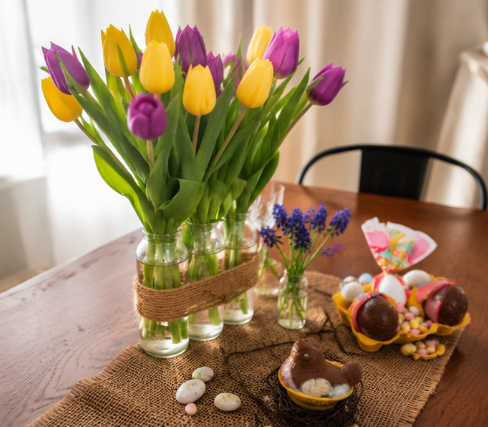 Bouquet de tulipes et décorations de Pâques