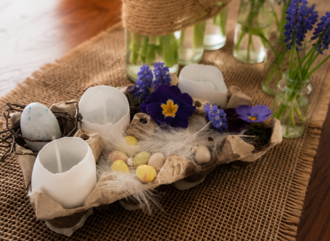 Détail décoration de Pâques avec œufs et fleurs