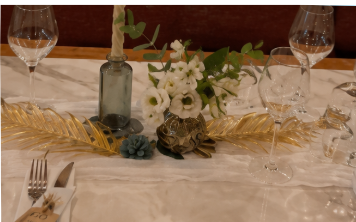Table élégante dorée avec fleurs et feuillages