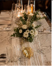 Table élégante avec bougies et fleurs blanches