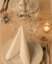 Table élégante avec serviette pliée et verrerie