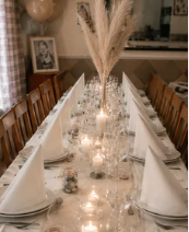 Table longue élégante avec pampas et bougies