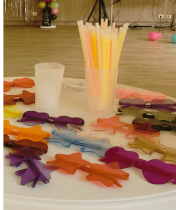 Table d'anniversaire enfant colorée avec bâtons lumineux